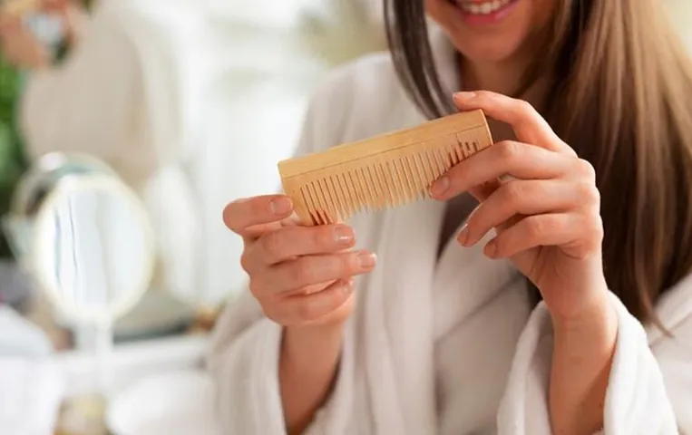 Wooden Comb Benefits: प्लास्टिक कंघी की जगह ट्राई करें लकड़ी की कंघी, मिलते है बालों को शानदार फायदे