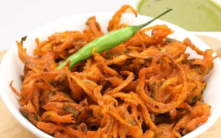 Crunchy Onion Pakoda Recipe: ऐसें बनाएं क्रंची अनियन पकोड़े, स्वाद ऐसा कि बार-बार खाने को ललचाएगा मन
