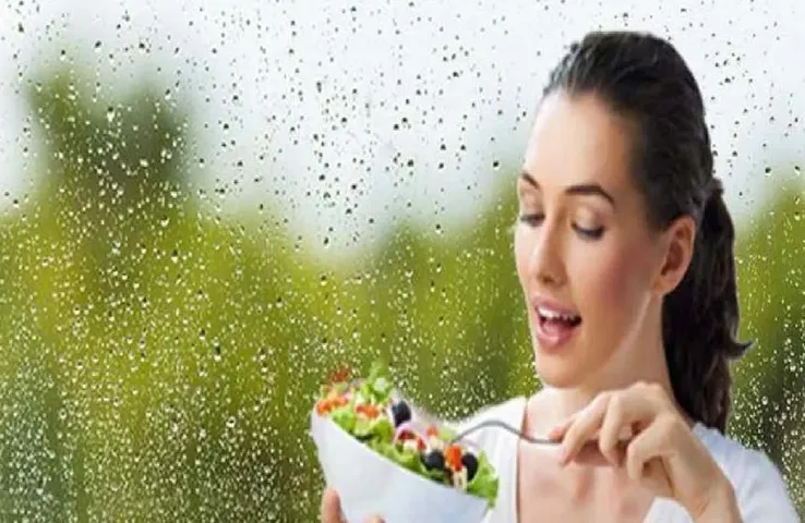 Monsoon Diet Tips: बारिश के मौसम में इन चीजों को खाना हो सकता है खतरनाक, जानिए इसके बारे में