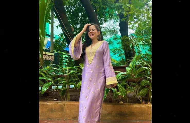 Uorfi Javed New Dress: पाकिस्तानी सूट पहनकर गाड़ी से उतरी उर्फीं, तो यूजर्स बोले- आज तो चमत्कार हो गया