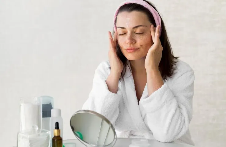 Monsoon Skin Care Tips: क्या बारिश से स्किन हो गई ऑयली, इन नेचुरल चीजों से रखें ऐसे तरोताजा