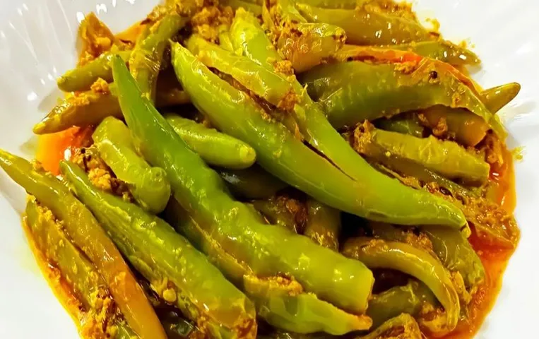 Dahi Wali Chatpati Mirchi: सादे खाने से हो गए हैं बोर, डिनर में बनाएं दही वाली चटपटी मिर्च, यहां है बनाने की विधि
