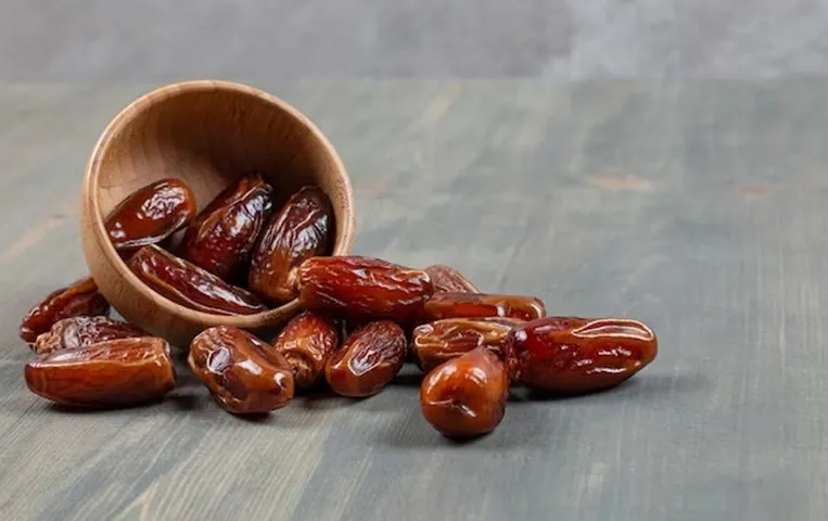 Dates Health Benefits: ठंड के मौसम में खजूर खाने से आपका दिमाग होता है स्ट्रॉंग, जानिए इसके कई फायदे