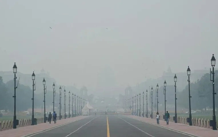 Delhi Air Quality: राजधानी की जहरीली हवा में सुधार नहीं, दिवाली की रात पटाखे जलाने से हुआ प्रदूषण हाई