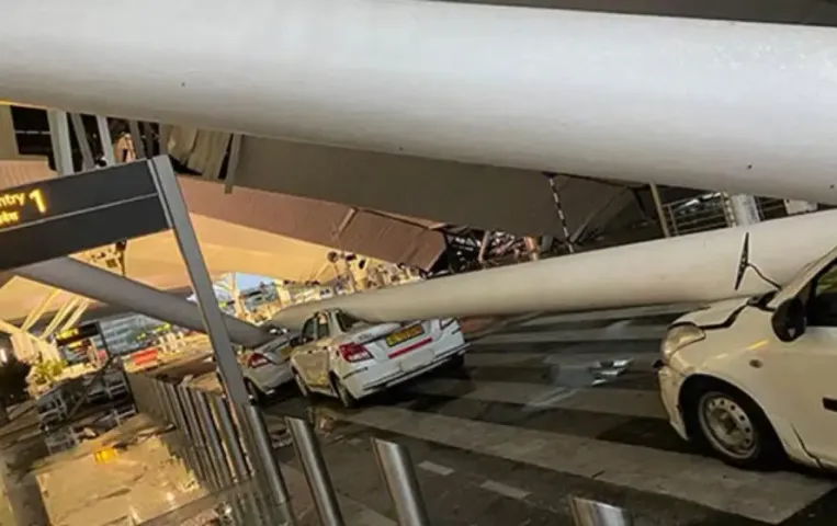 दिल्ली एयरपोर्ट पर बड़ा हादसा: टर्मिनल-1 की छत टूटने से मलबे के नीचे दबी गाड़ी, 1 की मौत 5 लोग गंभीर घायल