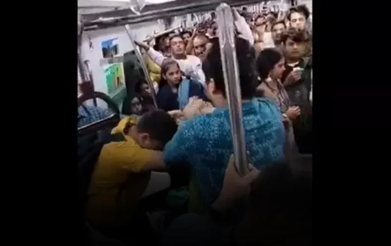 Delhi Metro Viral Video: फिर वायरल हुआ दिल्ली मेट्रो का वीडियो! इस बार तो चले लात-घूंसे