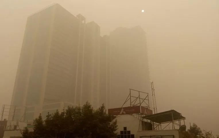 Delhi Pollution: दिल्ली-NCR में छाई जहरीली धुएं की चादर, आपातकालीन कार्रवाई का इंतजार