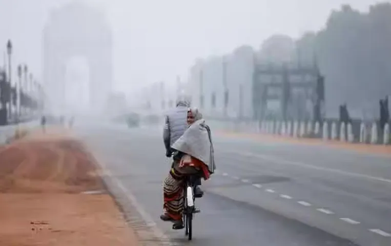 Delhi Weather Update: बादल छाए रहने के साथ बूंदाबांदी होने के आसार, जानें मौसम का हाल