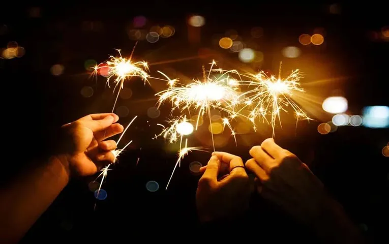 Diwali Health Tips: दिवाली के दौरान अगर रहना है फिट एंड फाइन, तो रखें इन 4 बातों का विशेष ध्यान