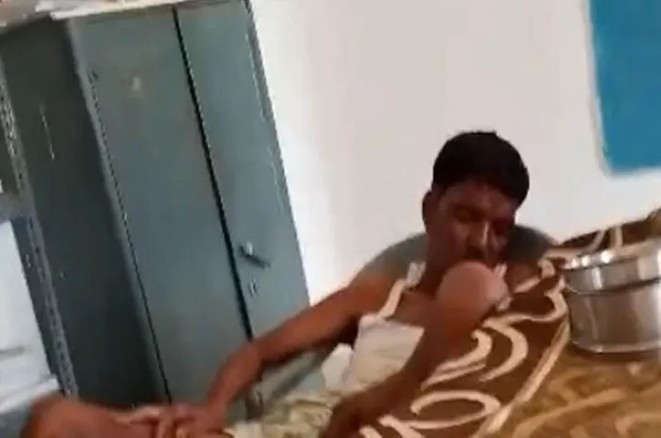 MP News: शिक्षा के मंदिर में शराबी शिक्षक, कपड़े उतारकर कुर्सी में बैठा, वीडियो वायरल