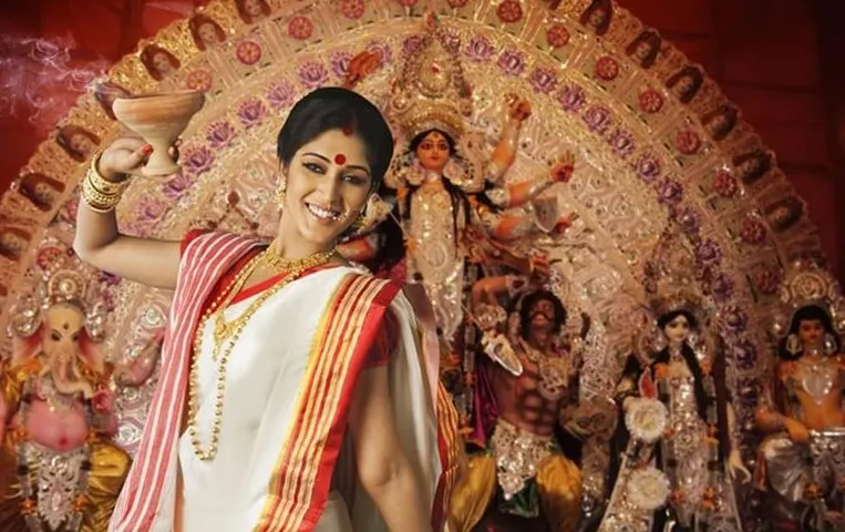 Durga Puja Outfit Style: इस बार दुर्गा पूजा पर ऐसे करें अपना ट्रेडिशनल लुक क्रिएट, ट्राई करें ये खास टिप्स