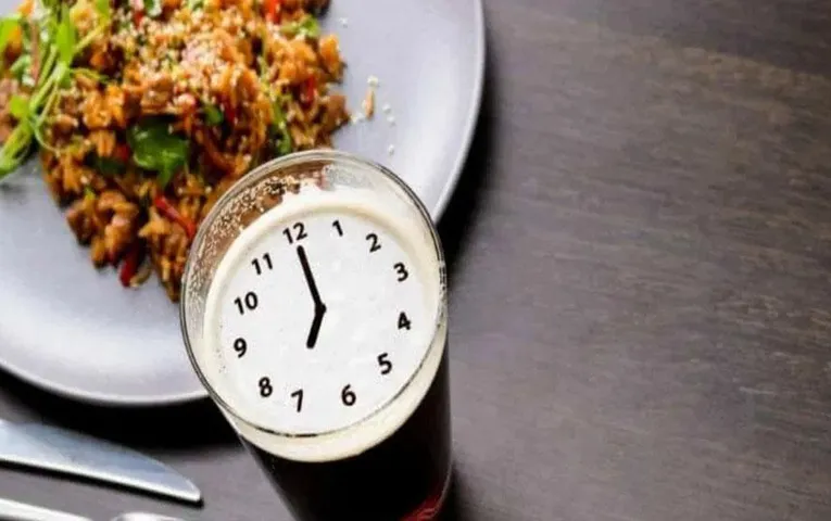 Early Dinner Benefits: डिनर जल्दी कर लेने से लंबी हो सकती है आपकी उम्र, जानें इसके 4 फायदे