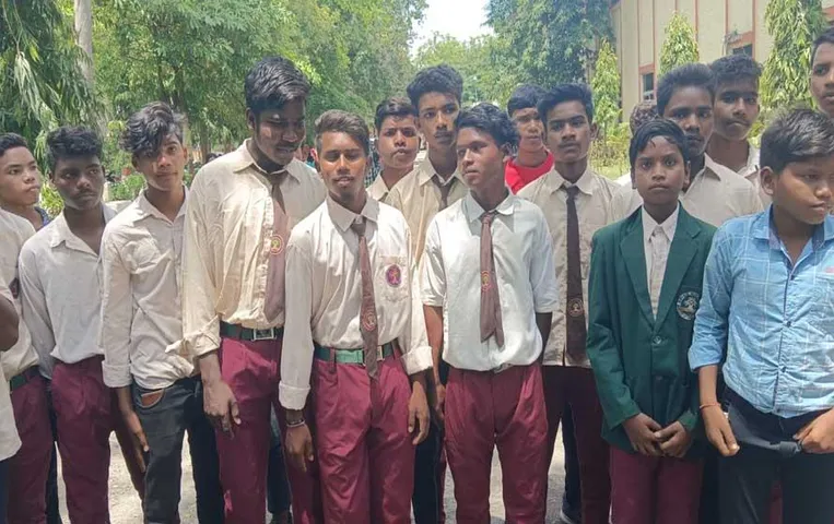 CG News: 5 किलोमीटर पैदल सफर कर कलेक्ट्रेट पहुंचे छात्र-छात्राएं, मार्कशीट में सुधार की मांग की