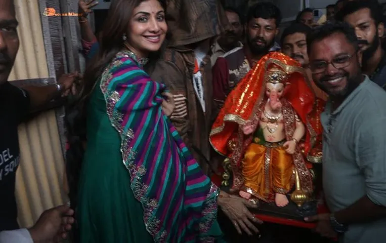 Raj Kundra Trolled: एक्ट्रेस शिल्पा शेट्टी संग गणपति बप्पा लेकर घर पहुंचे राज, फैंस ने तस्वीरों पर किया ट्रोल