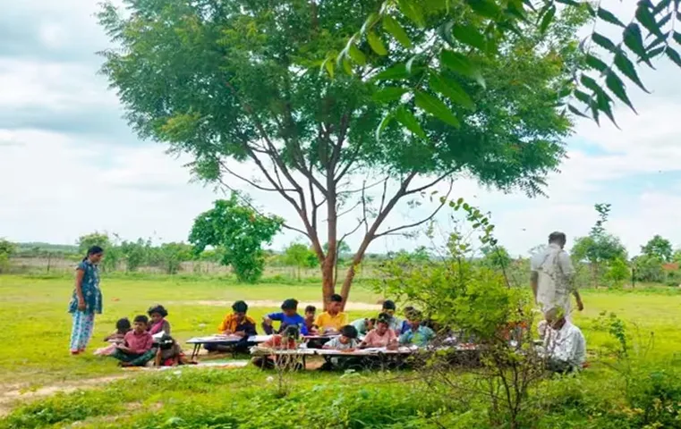 Unique School: बिहार का बेहद अनोखा स्कूल, लाखों का पैकेज छोड़ घने जंगलों में पति-पत्नी चला रहे स्कूल