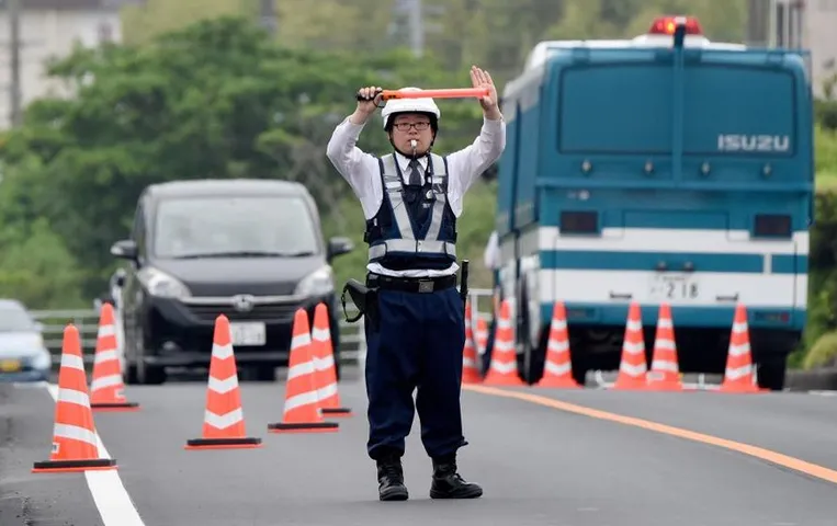 Traffic Rules of World: रास्ते में गाड़ी का पेट्रोल खत्म होने पर इस देश में लगता है जुर्माना, जानिए इस अजीब नियम के बारे में