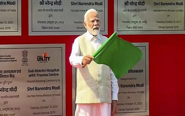 Gujarat First Heritage Train: पीएम मोदी ने पहली हैरिटेज ट्रेन को दिखाई हरी झंडी, पर्यटकों को मिलेगा फायदा