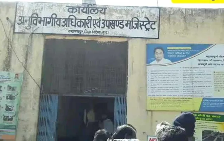 MP News: ग्यारसपुर में किसानों ने कर्मचारियों पर लगाया अमानक बीजे देने का आरोप, चने के बीज में मिला तेवड़ा