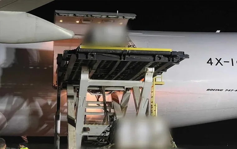 Israel Hamas War: US से आधुनिक अमेरिकन हथियारों की पहली खेप इजराइल पहुंची, यहां देखें वीडियो