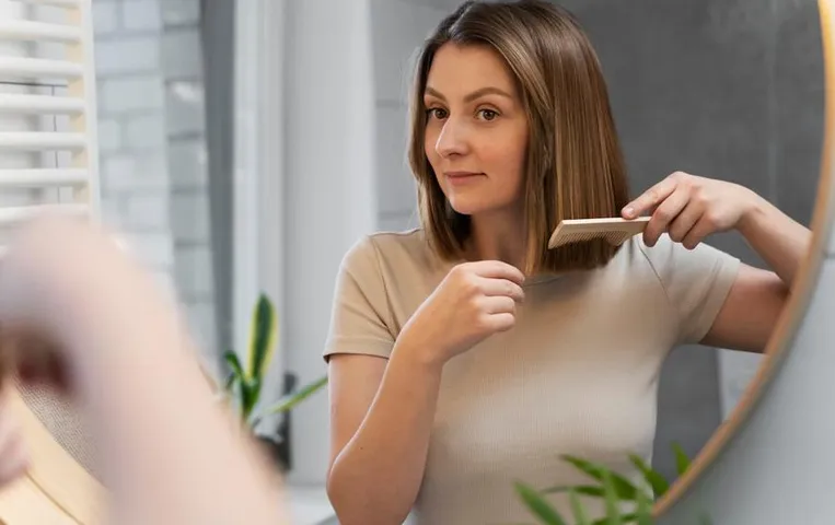 Hair Combing Tips: बालों को बेइंतहा झड़ने से बचाएंगें कंघी करने के ये तरीके, जानिए क्या है