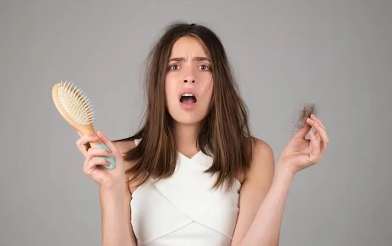 Hair Fall Science: क्या सच में बाल झड़ते नहीं बूढ़े होकर मरते है, जानिए क्या कहता है विज्ञान