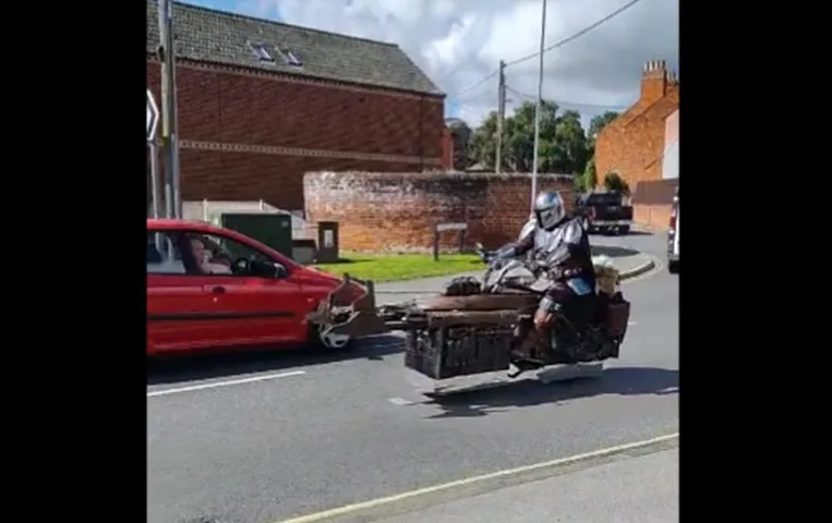 Halloween 2023 Viral Video: हेलोवीन पर व्यक्ति ने हवा में चलाई बाइक, देखें वायरल वीडियो