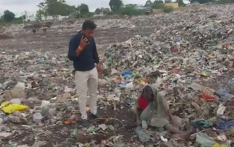 Harda News: दो बेटे और एक बेटी के बाद भी मां कचरे के ढेर में रहने को मजबूर, बुजुर्ग महिला का वृद्धाश्रम ही आखिरी सहारा