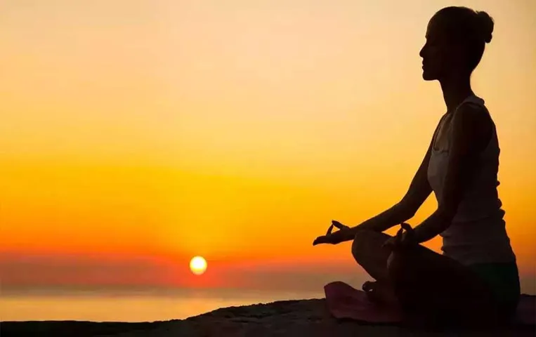 Health Care Tips: जानिए योगिक विज्ञान से जुड़े ऐसे 5 हेल्थ टिप्स, जो आपको हमेशा रखेंगे निरोग