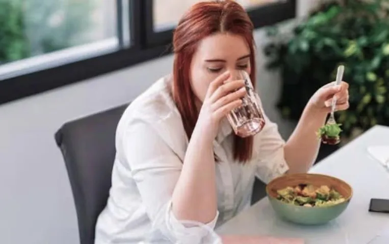 Health Tips: खाने के साथ पानी पीने वाले हो जाएं सावधान,इन समस्‍याओं का रहता है खतरा