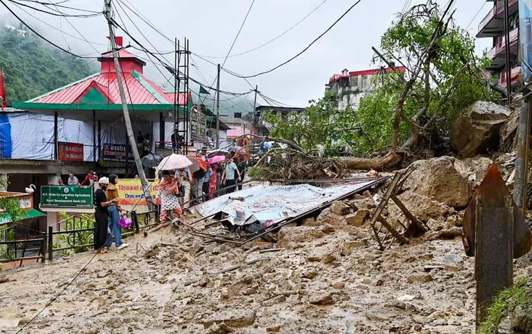 Himachal Pradesh: नहीं थम रहा बारिश का कहर, कई इलाकों में हुए भूस्खलन, पढ़ें पूरी खबर