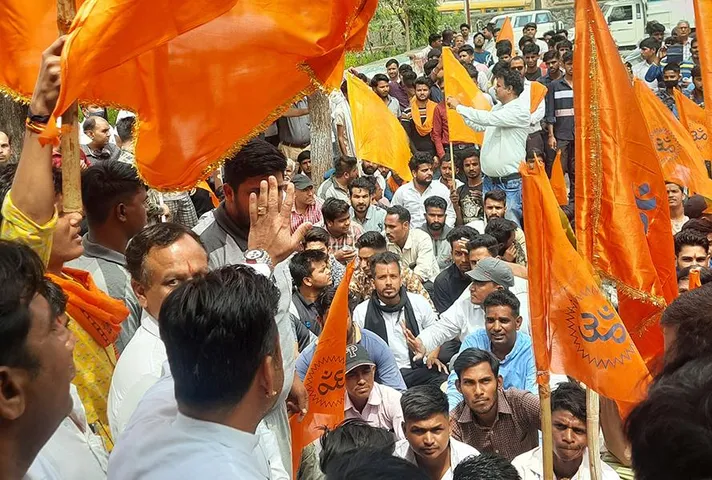 Bhilai News: भिलाई में हनुमान मंदिर पर पथराव, हिन्दू संगठन ने किया थाने का घेराव