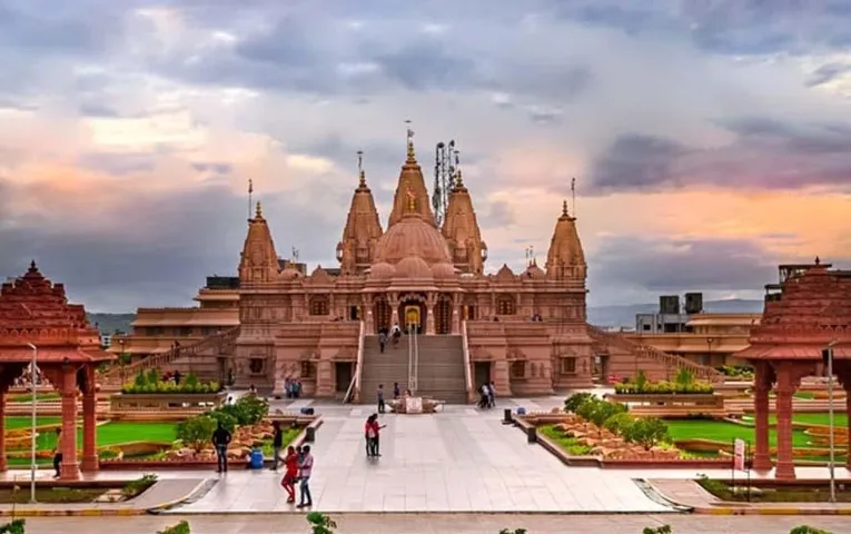 Holy Sites of Uttar Pradesh:लॉन्ग वीकेंड में घूमें उत्तर प्रदेश के ये 5 मुख्य तीर्थ पर्यटन स्थल पर