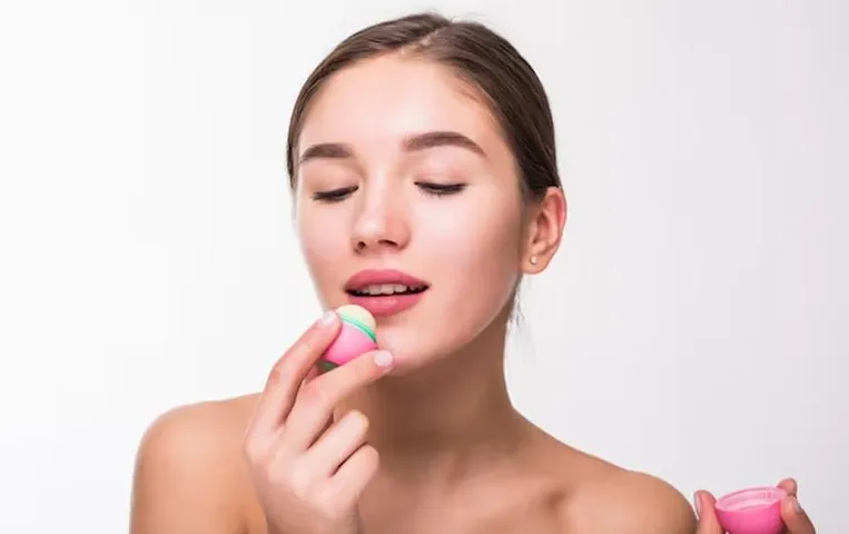 Homemade Lip Balm: सर्दियों में आपके फटे होंठों को मुलायम बनाते है ये नेचुरल लिप बॉम, घर में ऐसे करें तैयार
