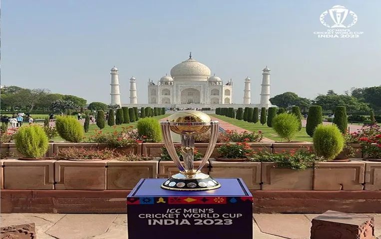 World Cup 2023: ताजमहल पहुंची वर्ल्ड कप की ट्रॉफी, देखें वायरल तस्वीरें