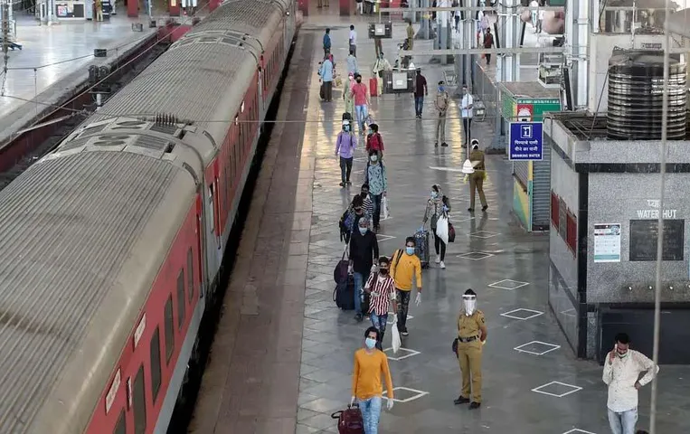 IRCTC Rules: ट्रेन में सफर करते समय कौन-कौन सी गलतियां पड़ सकती हैं भारी