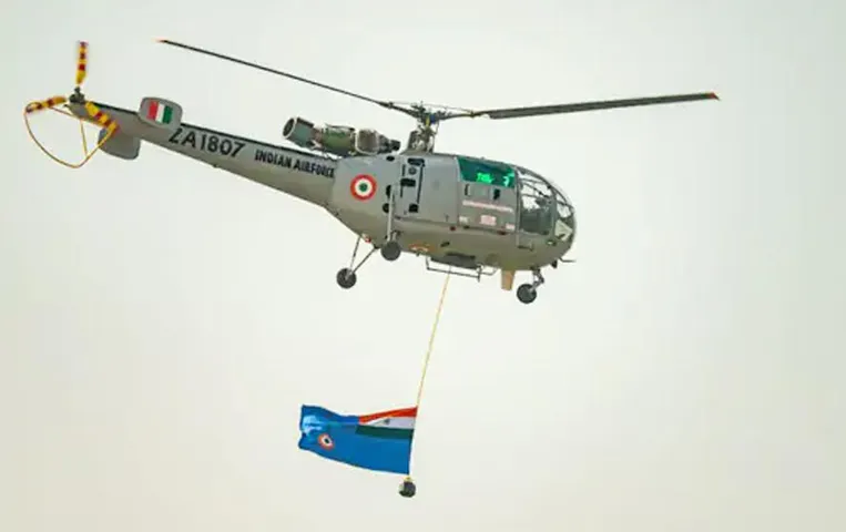 Prayagraj Air Show: प्रयागराज के आसमान में गरजे 120 विमान, एयरफोर्स को 72 साल बाद मिला नया ध्वज