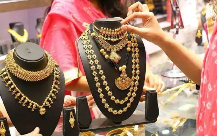 Indore Mandi Bhav: सोना 300 और चांदी 600 रुपए उछली, सोयाबीन तेल और काबुली चने में गिरावट; जानें बाजार भाव