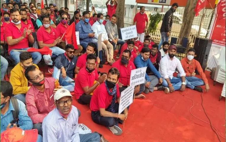 Chhattisgarh News: एनएमडीसी के इस्पात संयंत्र परिसर में हुई सभा, इन मांगों को लेकर जताया विरोध