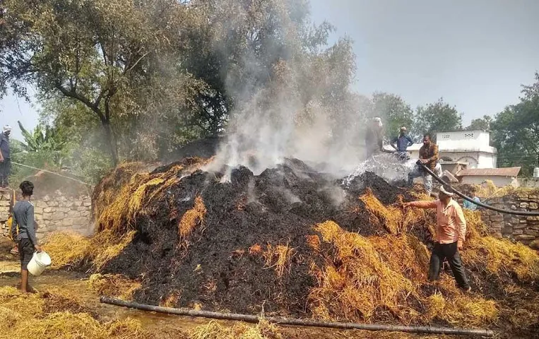 Chhattisgarh News: धान पैरावट में लगी आग, पीड़ित पक्ष ने ग्रामीण पर लगाया आरोप