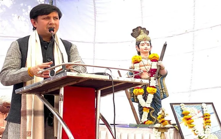 Akash Vijayvargiya: पिता विजयवर्गीय के समर्थन में उतरे बेटे आकाश,कांग्रेसी नेत्रियों से पूछा ये सवाल ?