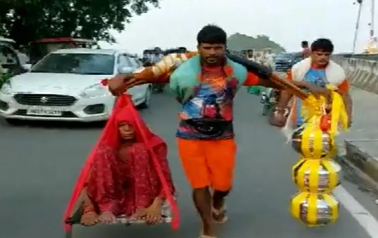 Kanwar Yatra 2023: ये है कलियुग का श्रवण कुमार, मां को कंधे पर बैठाकर करा रहा यात्रा