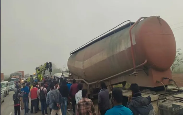 Karnataka Big Accident: एसयूवी ने सड़क पर खड़े टैंकर को मारी टक्कर, 13 लोगों की गई जान