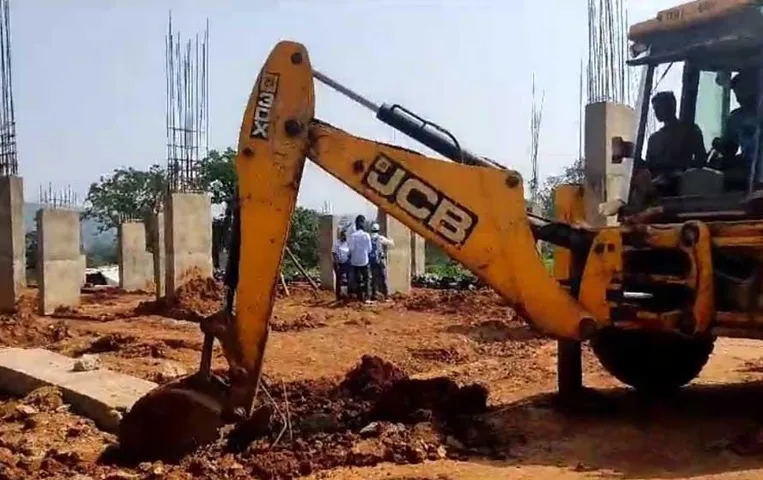 CG News: करोड़ों की लागत से बनने वाले अस्पताल भवन में भ्रष्टाचार, अफसरों के निर्देश पर ढहाए गए पिलर