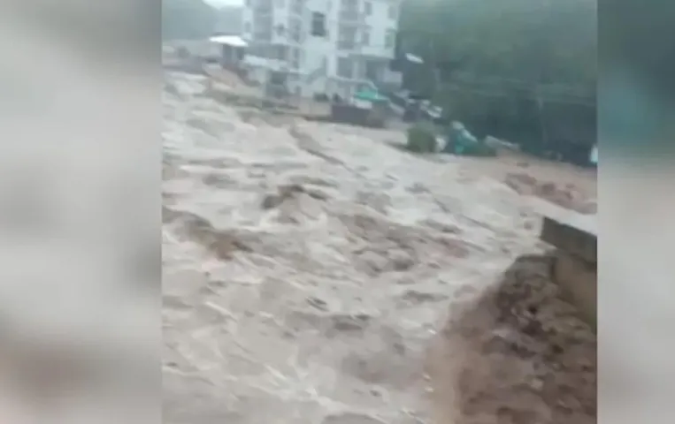 Kedarnath Flood: केदारनाथ के पास बाढ़ से होटल बहा, दो युवक बचें