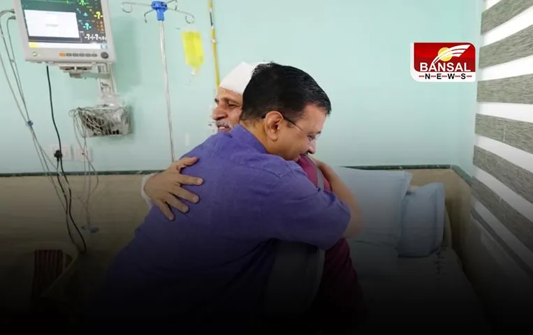 Kejriwal Met Satyendar Jain: CM केजरीवाल ने सत्येंद्र जैन को बताया 'हीरो', अस्पताल में मिलकर लगाया गले