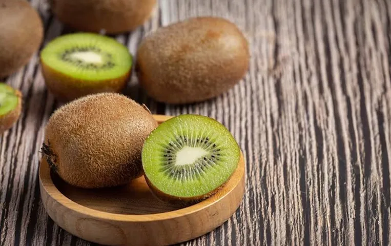 KIWI Benefits: डेंगू से जल्दी रिकवर करने के लिए डाइट में शामिल करें कीवी, प्लेटलेट्स हो जाएगी कंट्रोल