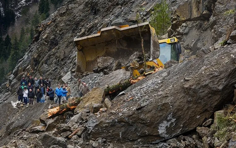 Landslide in Myanmar: म्यांमार में भारी भूस्खलन, 30 से अधिक लोग लापता; बचाव अभियान जारी