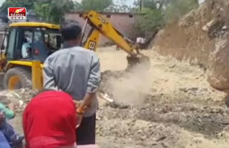 कोयला खदान धंसकने से दो महिलाओं की मौत, और लोगों के दबे होने की आशंका