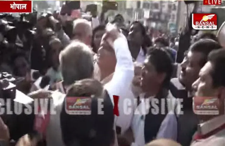 MP Bhopal News: कांग्रेस विधायक फूल सिंह बरैया ने दिग्विजय से अपने चेहरे पर लगवाई कालिख