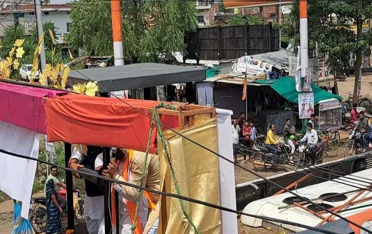 MP Damoh News: दमोह में स्वागत गेट से टकराया जनआशीर्वाद यात्रा का रथ, बाल बाल बचे मंत्री